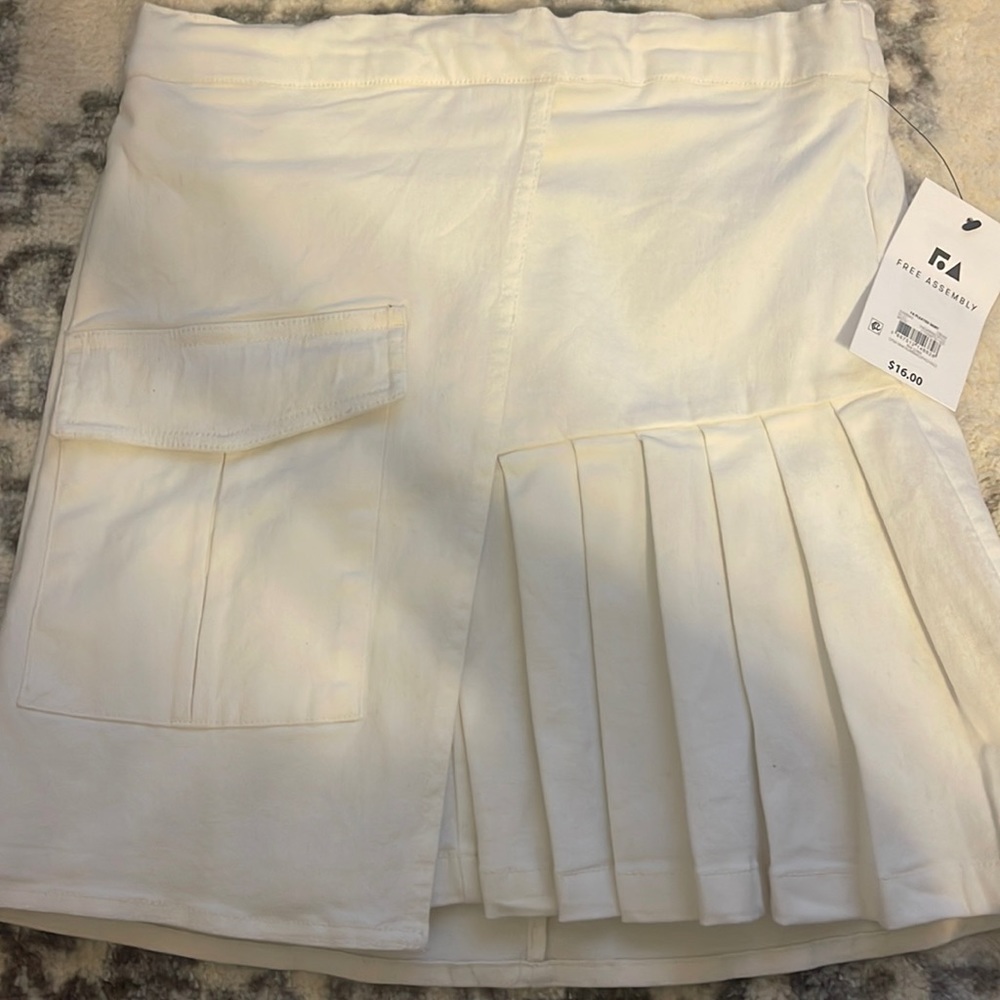 Nice skirt with one big pocket and pleats on the front.